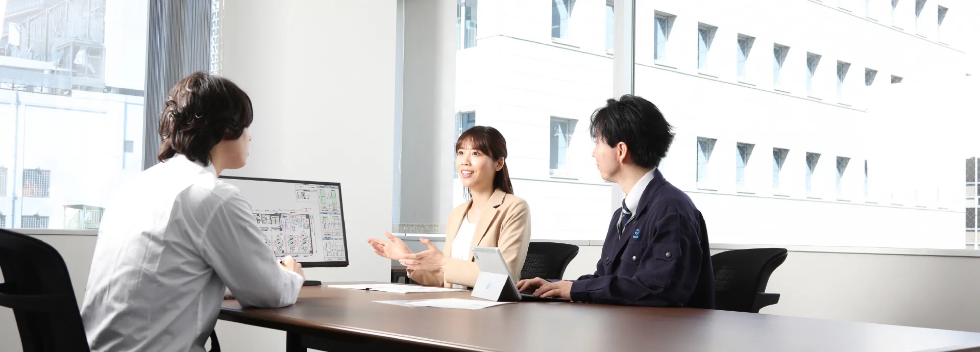 打ち合わせを行っている株式会社ヤエスR&S社員3名の画像