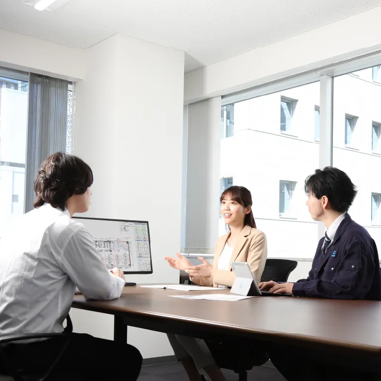 打ち合わせを行っている株式会社ヤエスR&S社員3名の画像